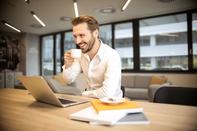 Na czym polega faktoring online?